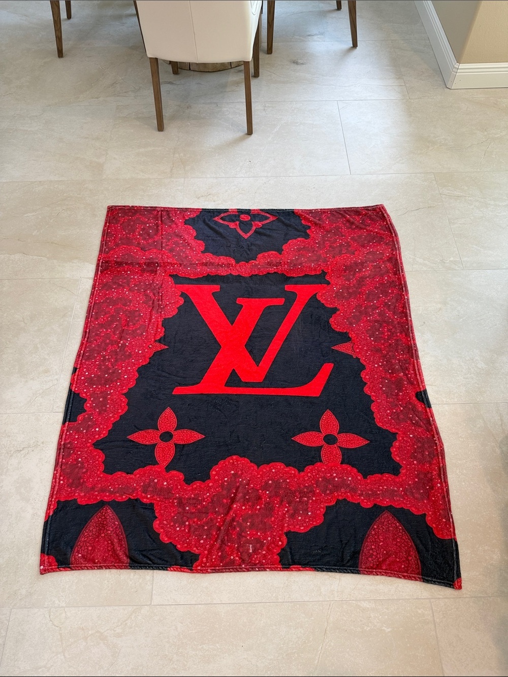 Luxurious blanket red & black 60x51 lightweight throw